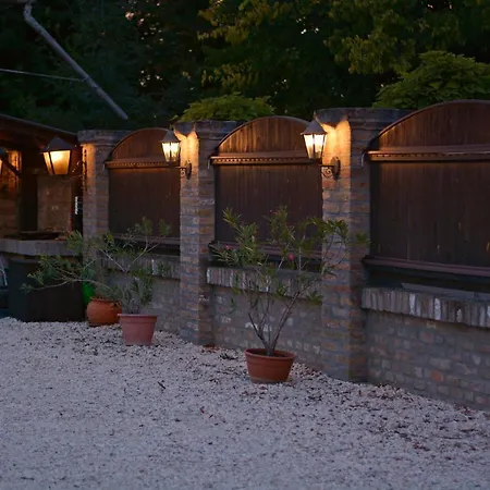 Rose Gold Panzio Bed & Breakfast Makó