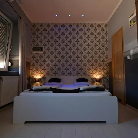 Rose Gold Panzio Bed & Breakfast Mako